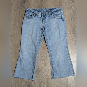 American Eagle Light Wash Artist Crop Jeans Raw Hem Mid-Rise Women's 8‎ Short
